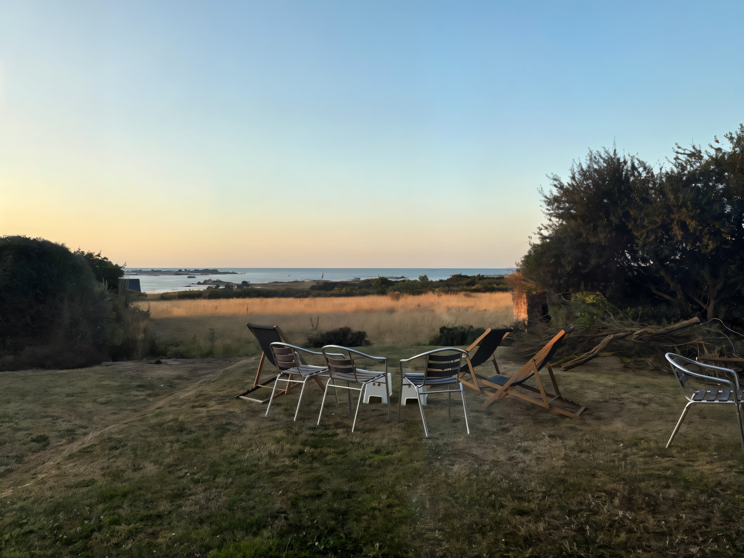Le jardin au coucher du soleil, face à la mer